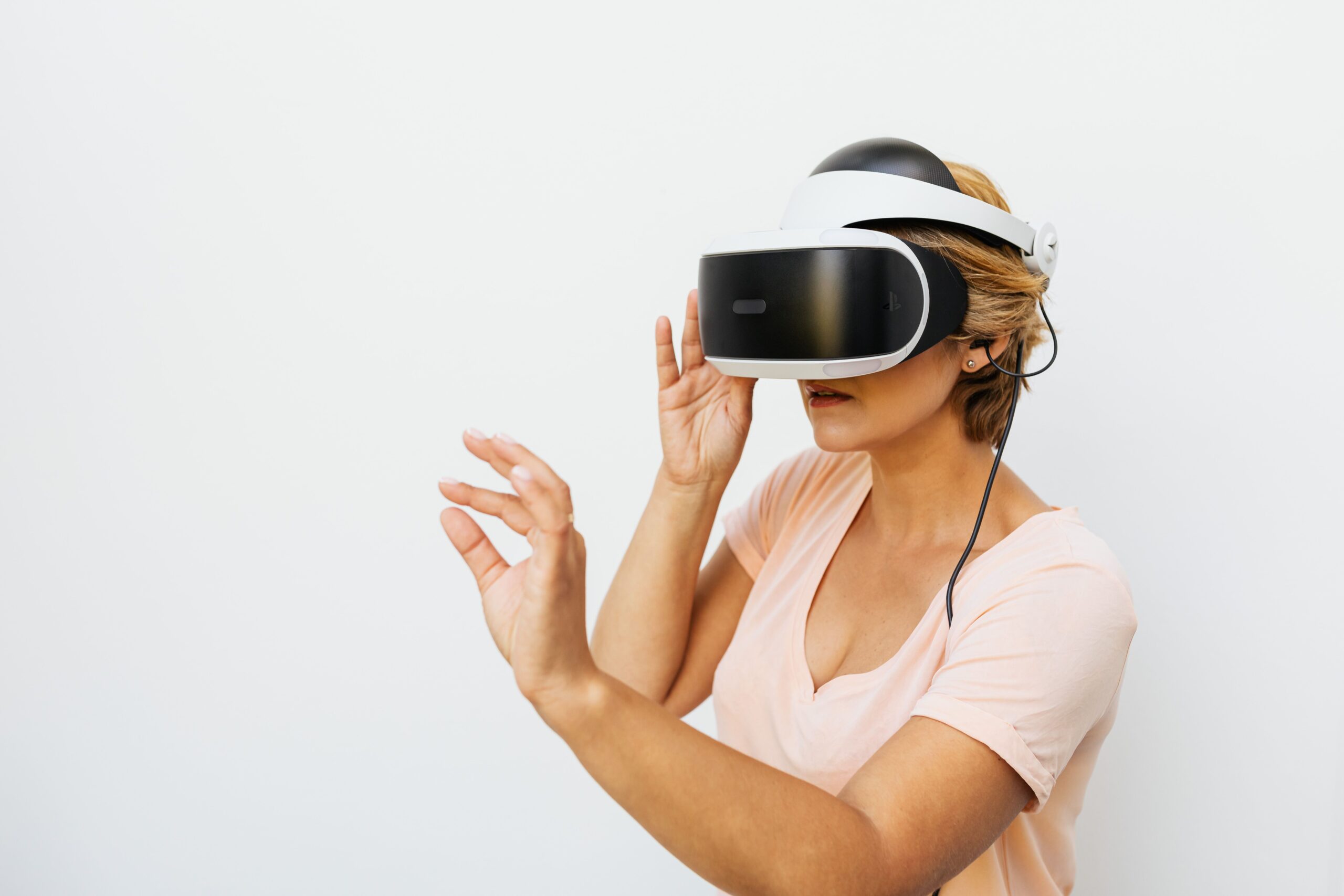 Opiekunka DPS w goglach VR podczas szkolenia z symulacji deficytów wzroku